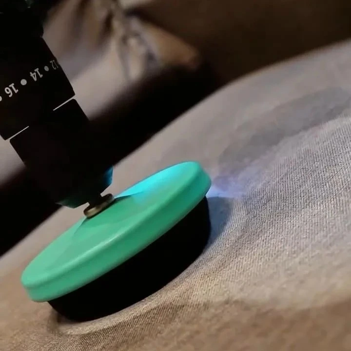 Sanitização de estofado com equipamento da BM Higienização
