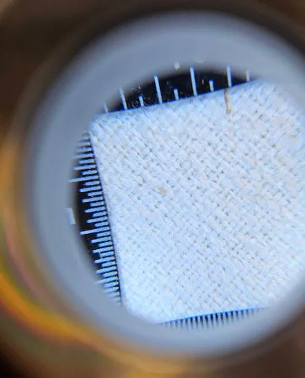Macro das fibras de um sofá vistas com microscópio