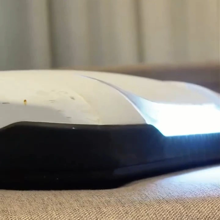 Aspirador Rainbow de alta sucção removendo sujeira de estofado